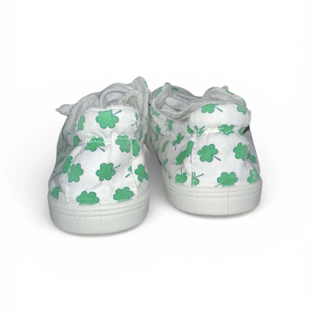 Isaac Mizrahi Women’s White Canvas Sneakers with‎ Green Clover Design size 6.5